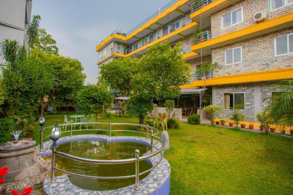 Spot On 445 New Hotel Natureland Pokhara Extérieur photo
